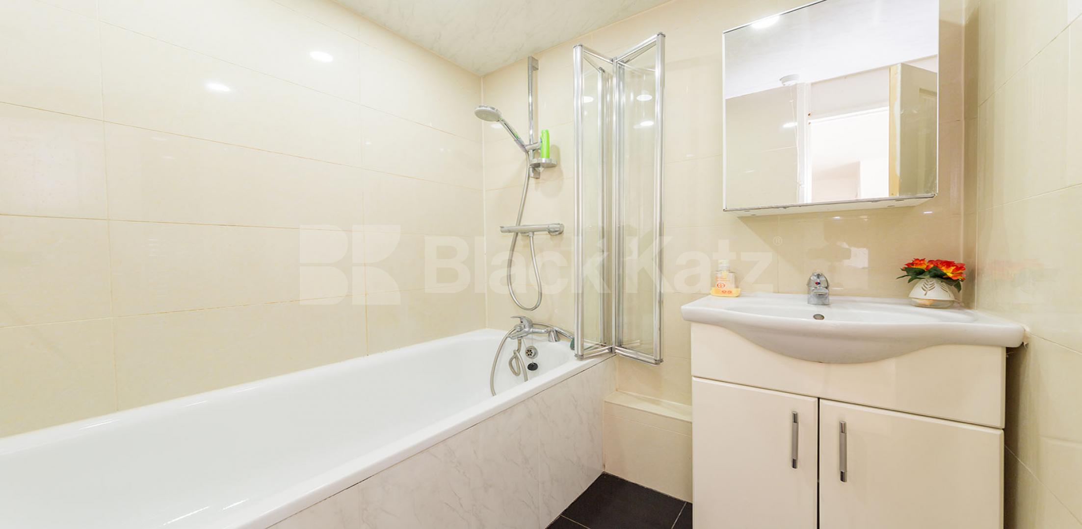 Modern recently refurbished 3 bed in Ladbroke Grove Shalfleet Drive, LADBROKE GROVE